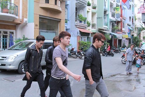 Nhóm nhạc V-music đến nhà Wanbi Tuấn Anh ngay khi hay tin. Ảnh: Giáo dục Việt Nam